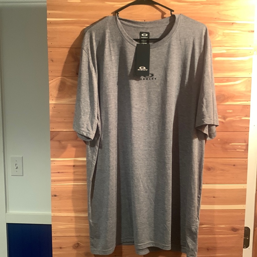 brand new oakley shirt